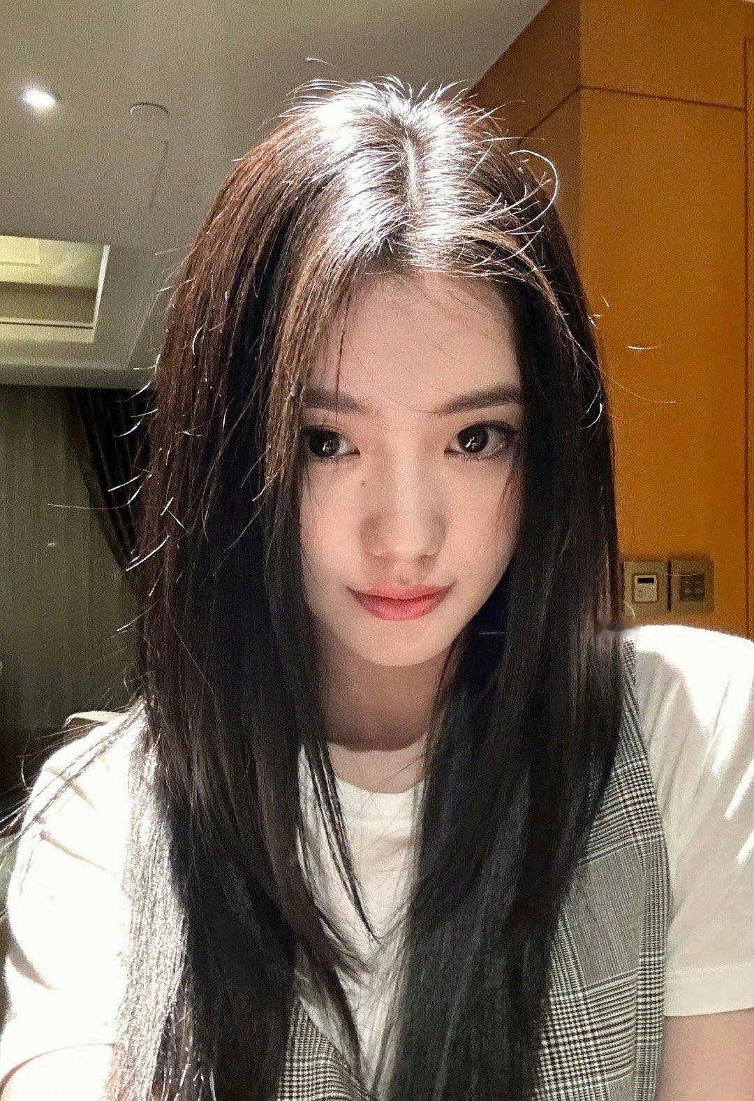 大胆开麦…真美女不适合网感妆，刘浩存真的越素净就越凸显本身颜值​​​