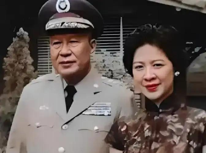 1950年白崇禧撤往台湾后，原配马佩璋对儿子白先勇说：你父亲在桂林金屋藏娇养的那