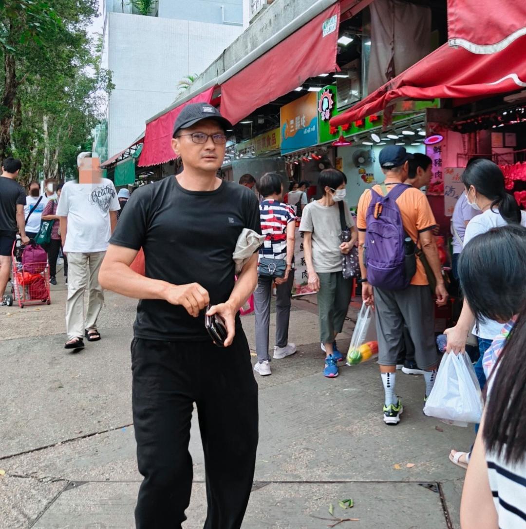 58岁TVB演员陈锦鸿在香港逛街市，他看起来好沧桑，面容苍老，完全没有明星的样子