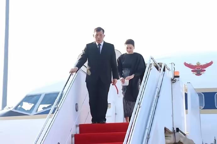 3月16日，苏提达王后陪泰王抵达老挝访问！苏提达王后这次亮相，依然是美的令人陶