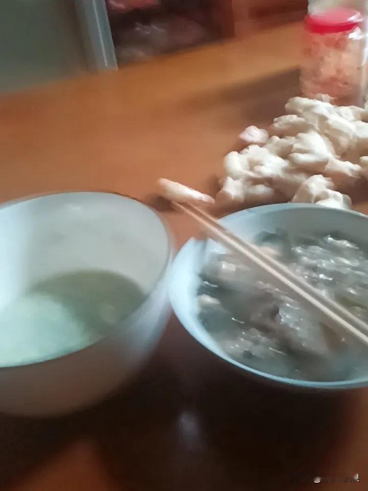 7号的早餐，自己动手煮了个鸡蛋花，加了几片姜片，还有一个海带加黄豆一起熬，就这样