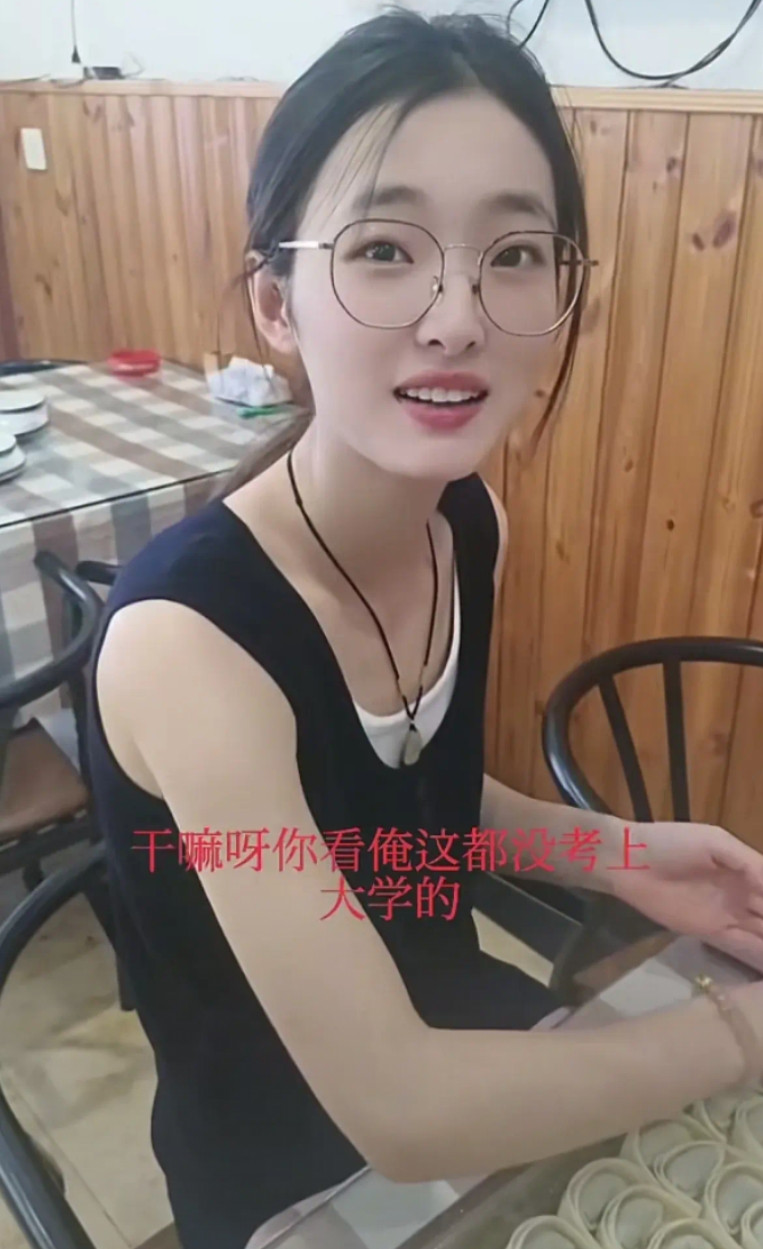 江苏，一家两个女儿都没考上大学，于是就干脆帮家里人包起了馄饨，结果看到两个女儿正