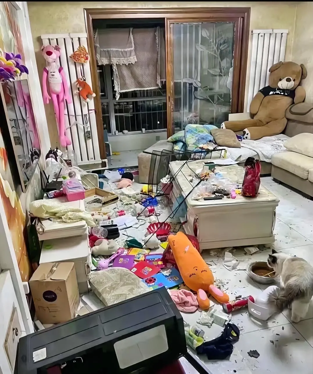 因为我不想生孩子，跟老公吵了一架，本以为没有什么事就去上班了。中午一下班回来，眼
