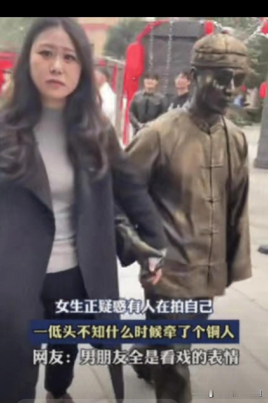 解释不清了！女生和男友逛街，突然被一陌生男人怼脸拍，她起初以为，对方是被自己的魅