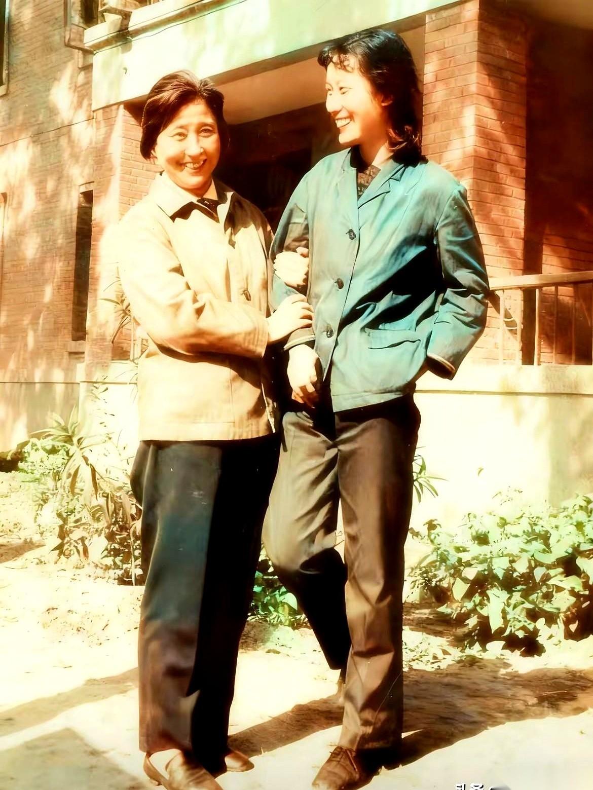 我们总说钱学森先生，是撑起国家脊梁的人。今天才知道，原来他身后那位夫人蒋英女士