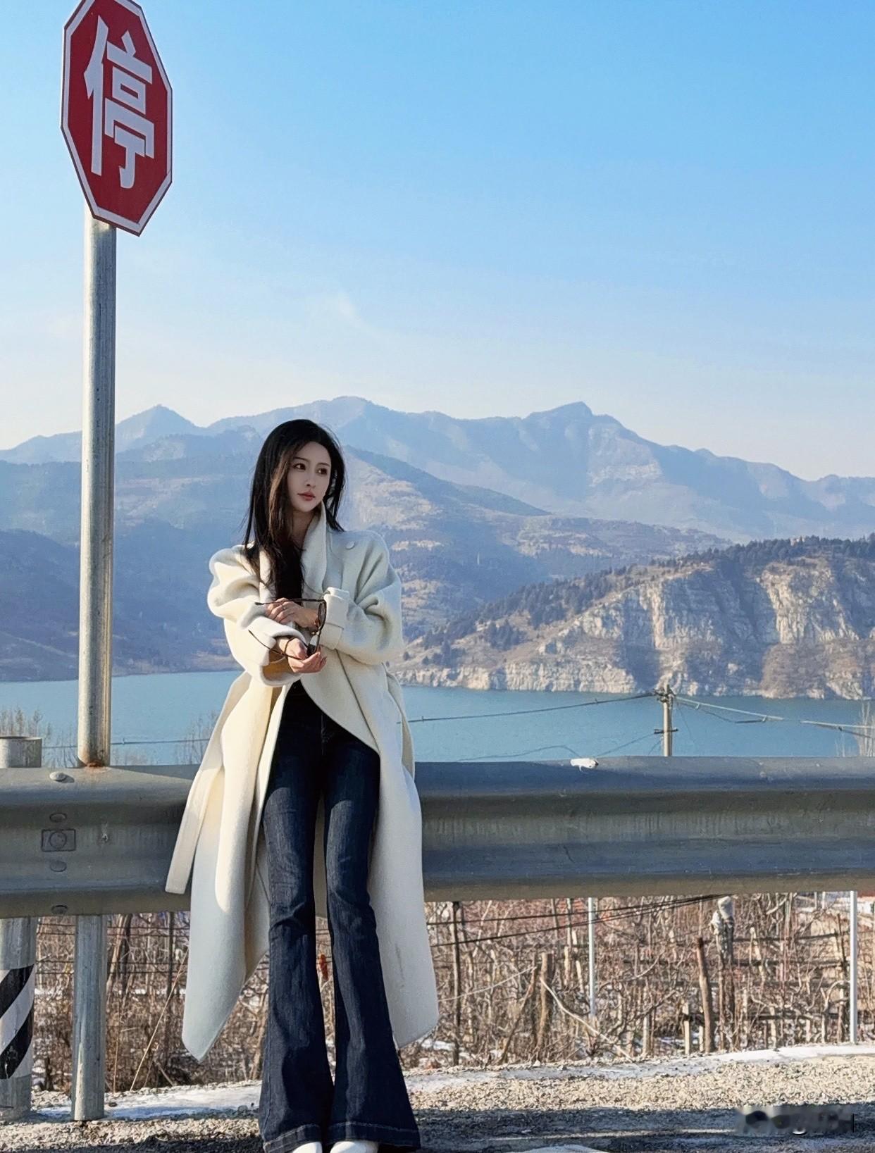 还有松弛有底线的“稳姐”。表姐在小事上不较劲，大事上绝不让步，“小事糊涂，大事清