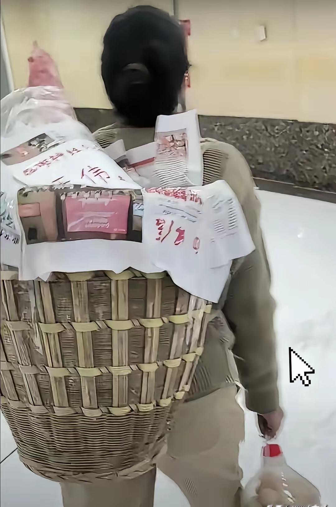 华西医院这波“嚣张”送礼，直接看哭全网！一位大姐背着竹筐，装着露在外面的大猪蹄，