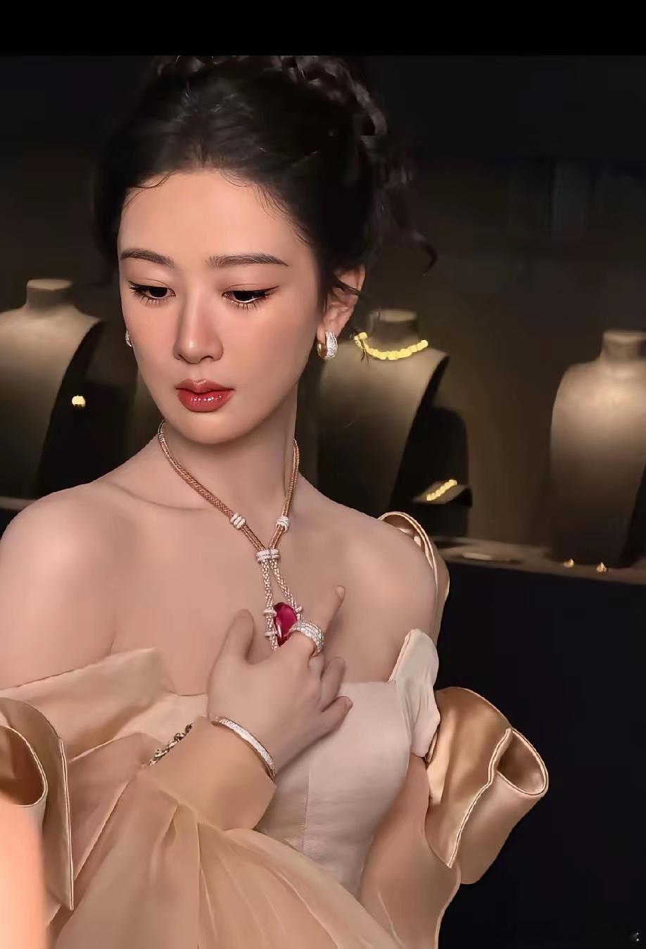 大家发现没，杨紫有点不对劲，她今年都34岁了，但她的脸蛋还是美得没话说。天鹅颈，