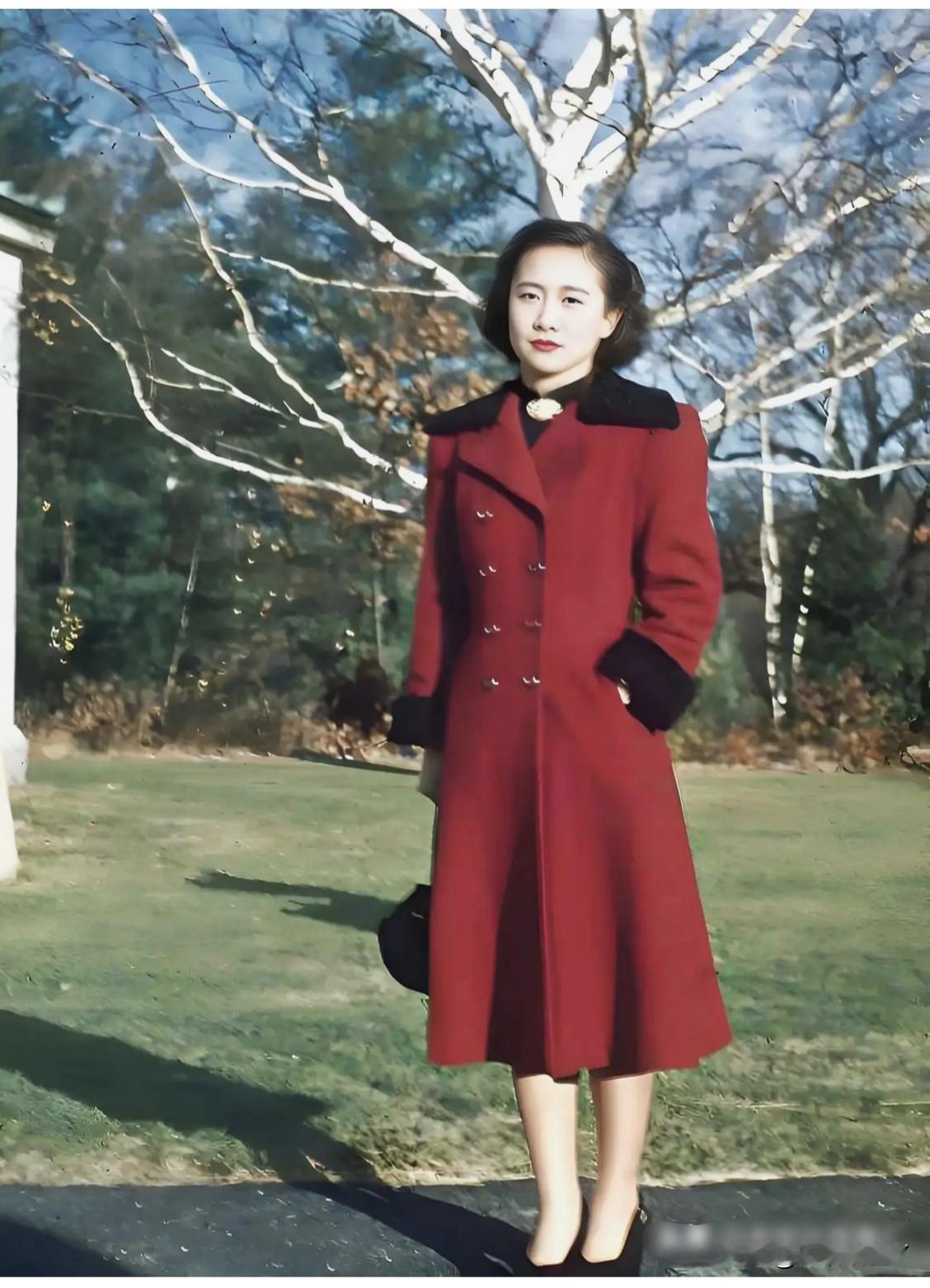 一张珍贵的老照片，拍摄于1949年的美国，这才是她年轻时候的真实模样，不是演员饰