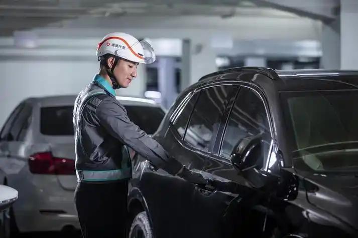 河南南阳，男子醉酒后，叫了代驾将其送回，没想到，代驾小伙将车送到村口就离开，对醉