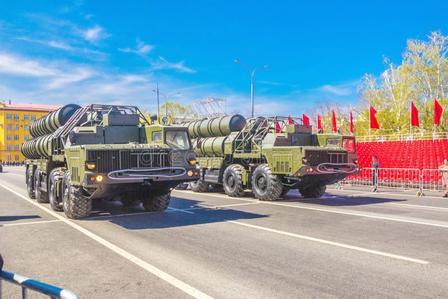 俄罗斯这仗打得拖拖沓沓，恶果终于显现！美国亮出新底牌，美国工厂量产俄制先进S-