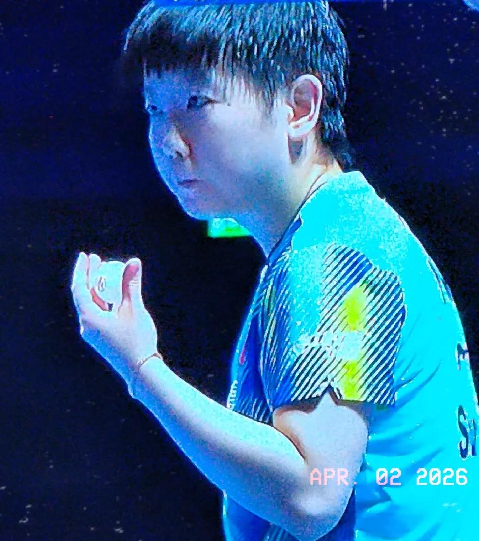 第4局，双方比分紧咬，3-3，6-6，9-9，孙颖莎连续正手大力抽杀，10-9拿