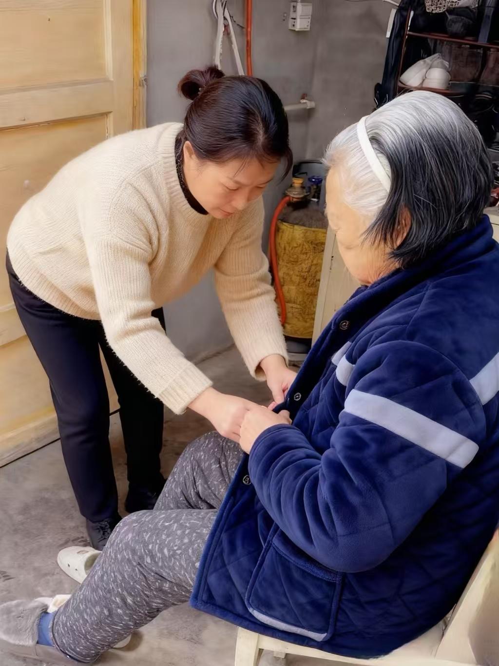 多年前表姨在北京做保姆，曾照顾一个老太太。临了老太太想见的不是儿女，是我姨！