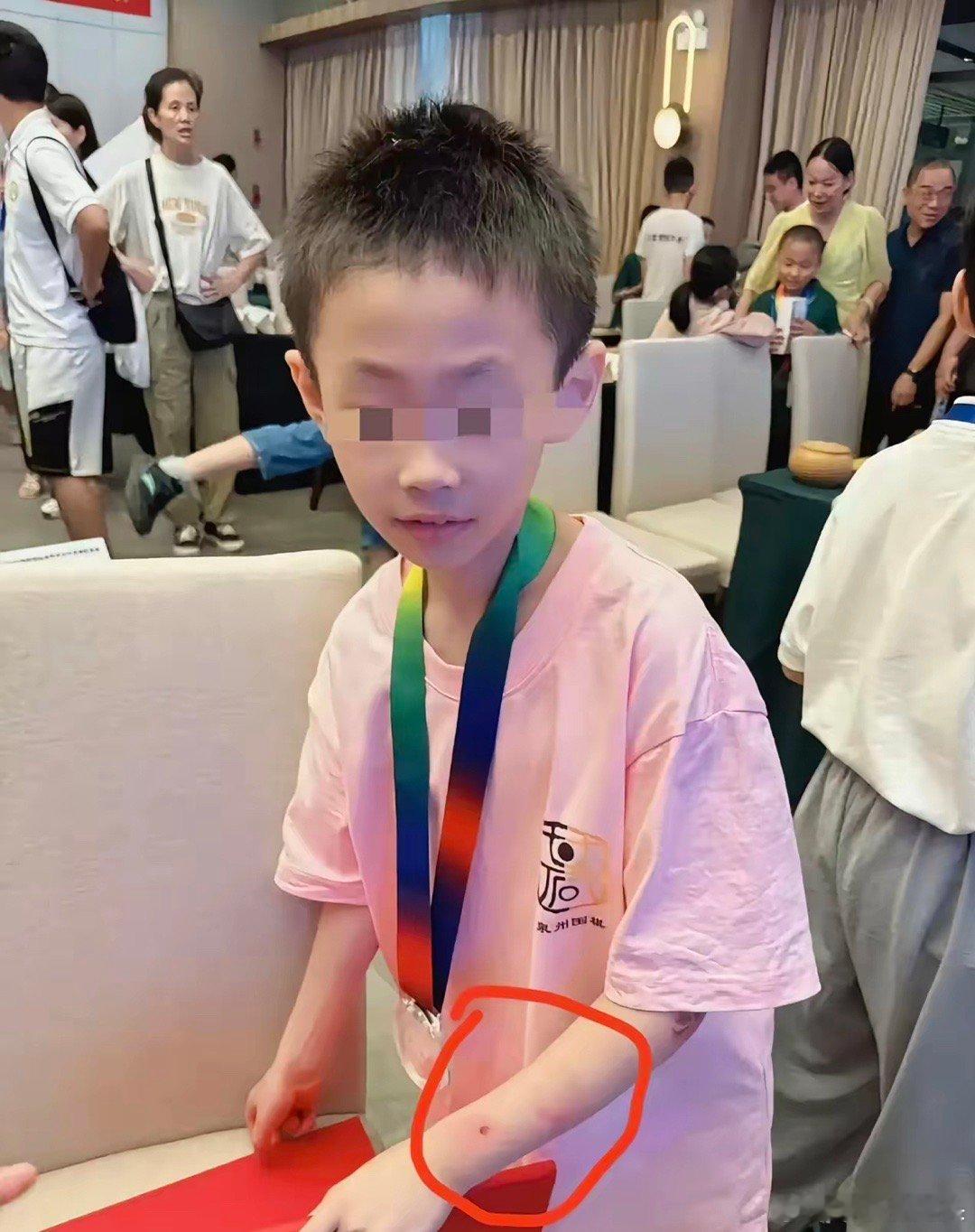 9岁围棋少年朱宏嘉跳楼，原来早有征兆，知情人透露，去年他参加一场比赛，前7场全胜