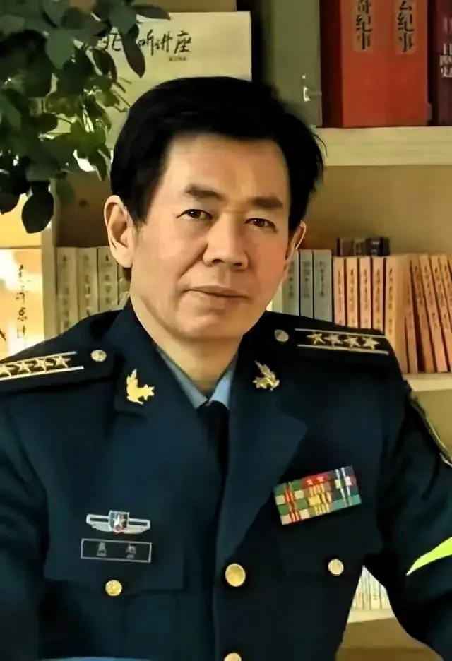 演习搞成了演戏，戴旭大校这话说得真够狠，但也真够醒脑。看着新闻里那些长枪短炮