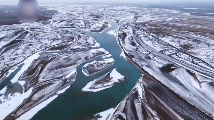 你看！新疆沙漠下雪了！塔克拉玛干沙漠边缘的阿拉尔市，一场雪后换了人间——金黄沙丘