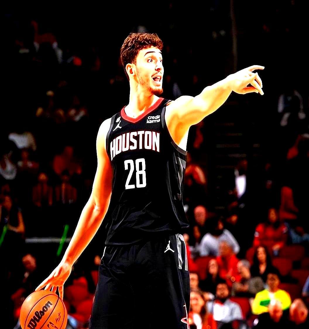 乌度卡刚说完不靠三分赢球，伊森赛后冲进更衣室就喊：下次得投50个！你想想看