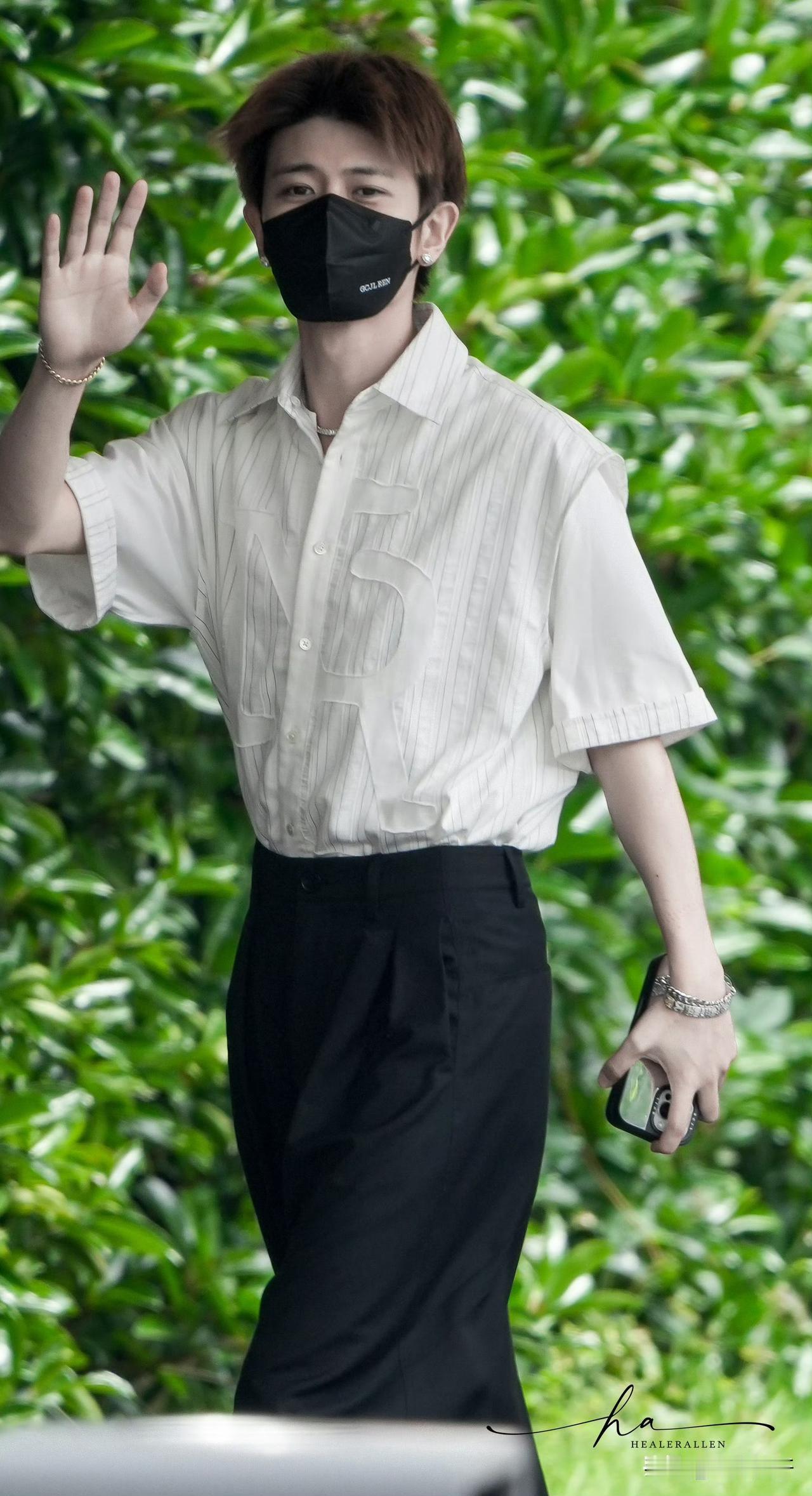 任嘉伦上海出发北京，任嘉伦手部线条张力太美了，转身一瞬间的臀部线条不能用言语