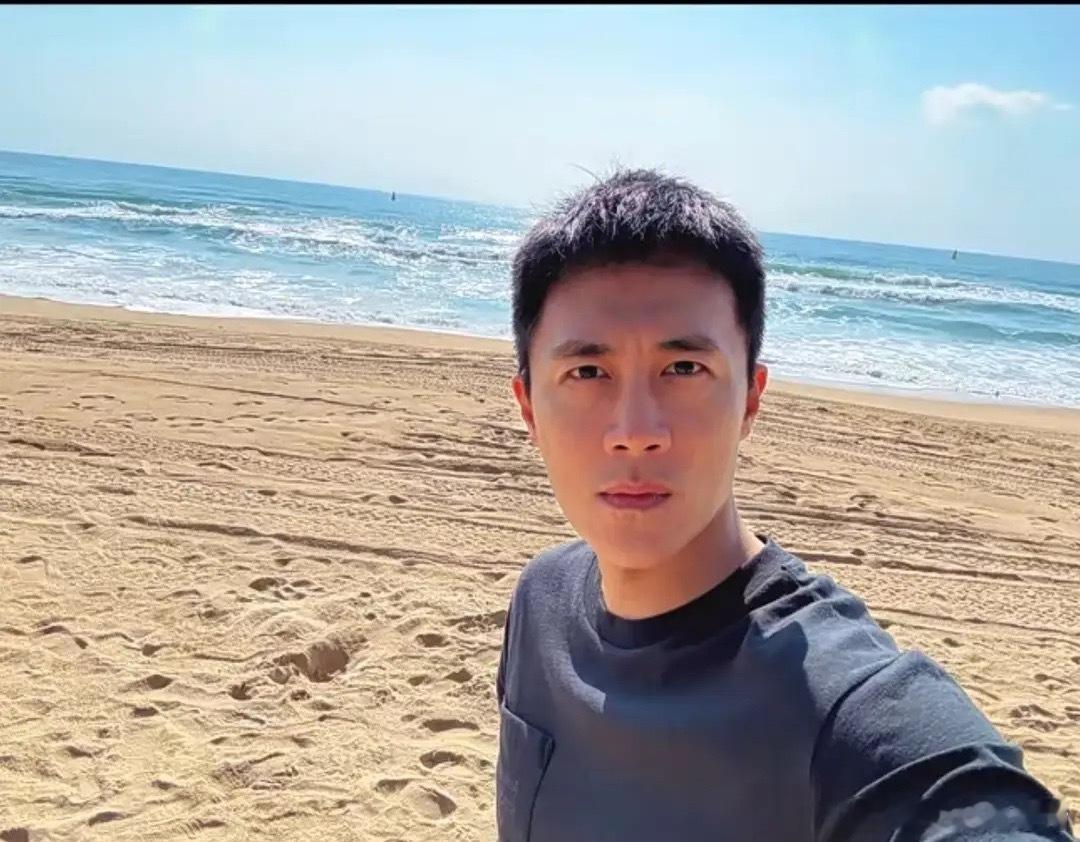 杜淳王灿年初七海边度假，夫妻晒甜蜜贴脸合影，满满的幸福！