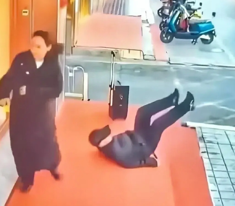青岛大妈转身撞人案让我想起了前不久画面中的这个事件。一个大爷在台阶上自己摔倒