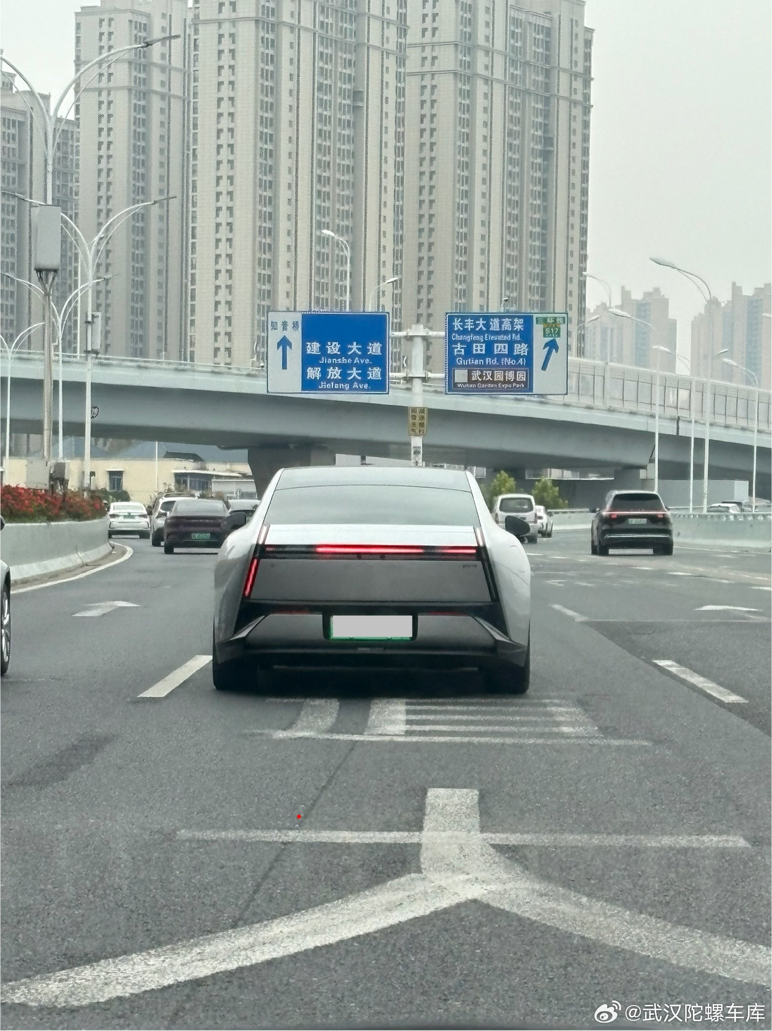 路遇上市一个月的新款小鹏P7🚗外观最扎眼的依旧是这个车屁股小鹏的车真的喜欢狠