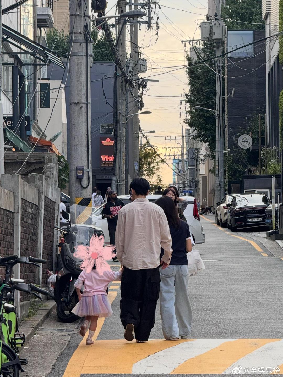 金钟大狎鸥亭偶遇金钟大和老婆孩子金钟大女儿和他超级像网友在狎鸥亭逛街突