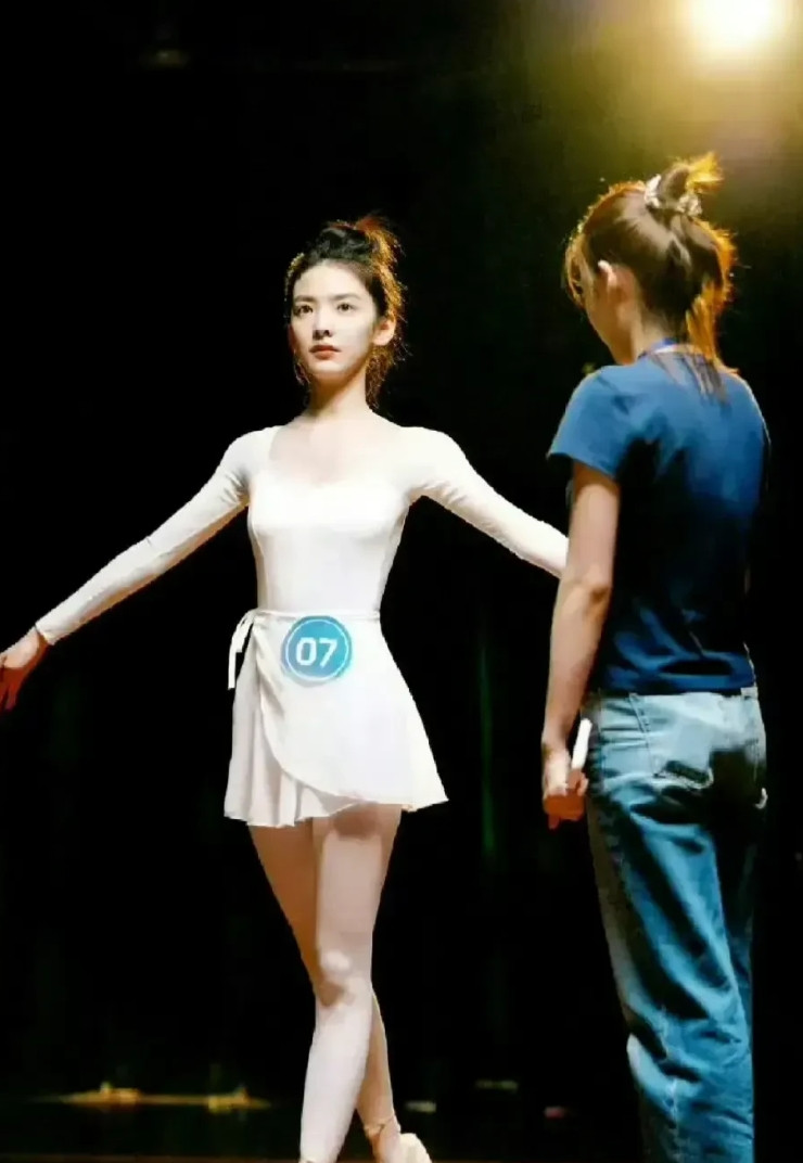 章若楠活动照，不得不承认，不仅长得漂亮，身材比例也很完美啊。[大笑][大笑]