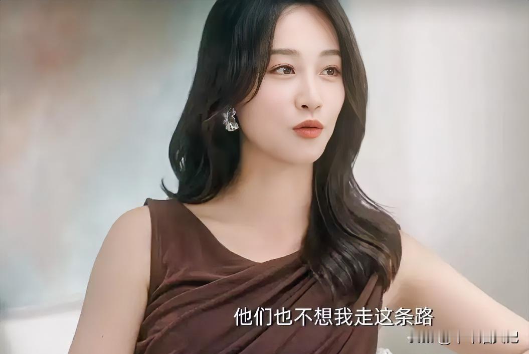 蓝盈莹小时候被逼练琴，手指都快磨出茧子了，她妈还说:“再坚持坚持，以后你得感谢我