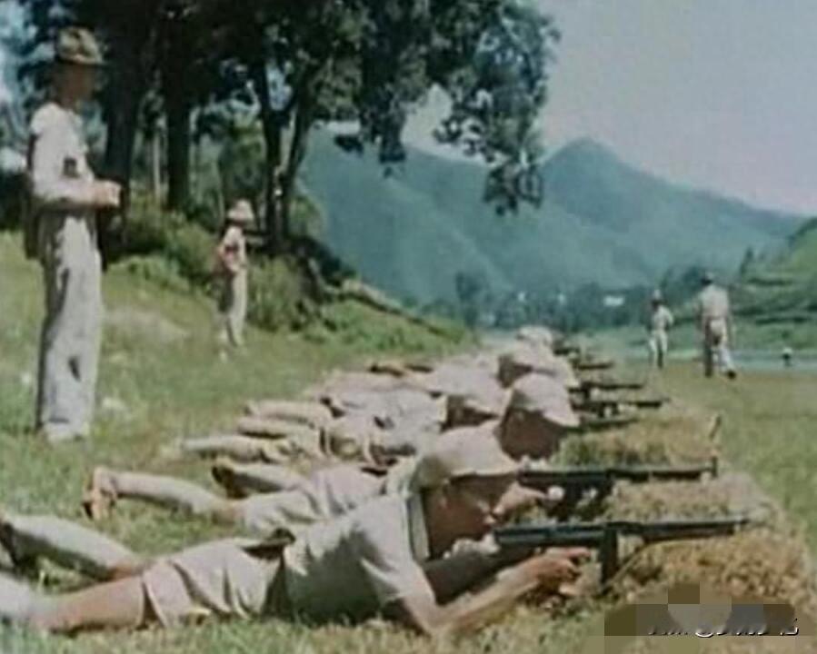 1947年春，莱芜战场，上千支美式冲锋枪散落战场，饥渴的华东野战军却陷入了抉择：