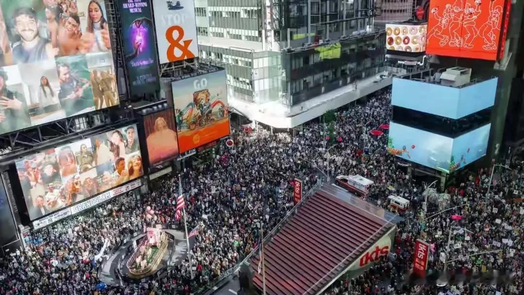 全美50州揭竿而起，要求特朗普立即下台。美国国内形势日益严峻之际，对中国这一招美
