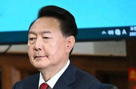 尹锡悦终于老实了！6月28日上午，尹锡悦乘车抵达首尔高等检查厅，首次接受特检组