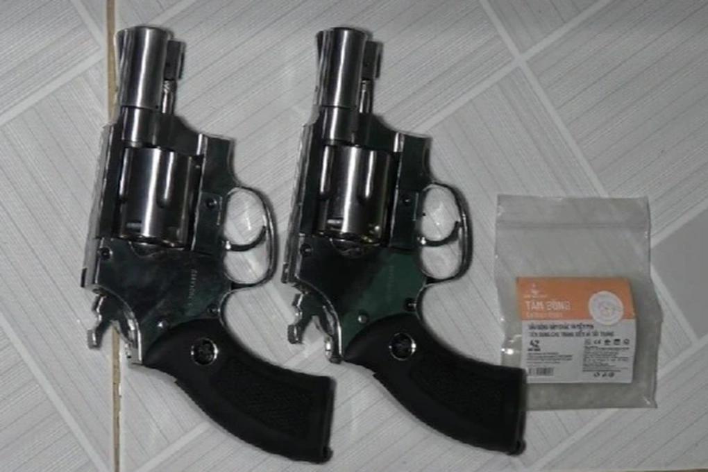 越南警方捣毁毒品网络，缴获左轮枪2支和子弹多发越南前江警方刚刚破获陈文桑（31