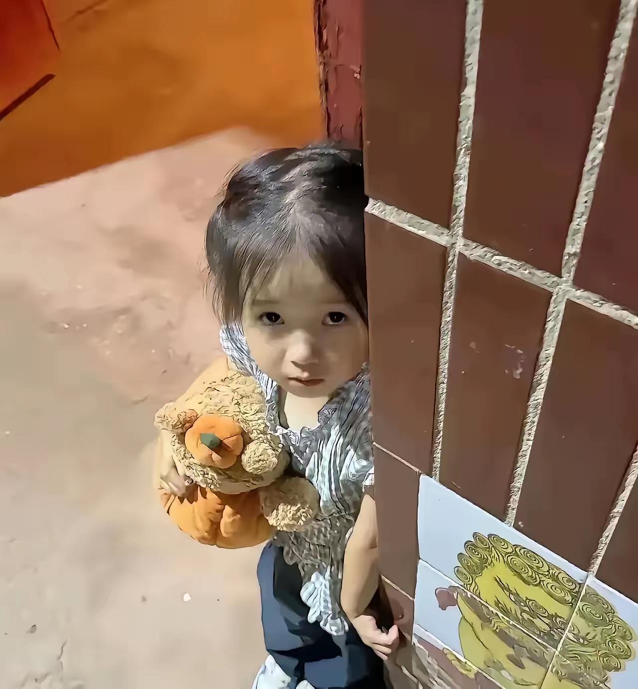 墙角的小脑袋邻居家的小女孩，才两岁多，爸妈就离婚了，她判给了爸爸。爸爸去上班的