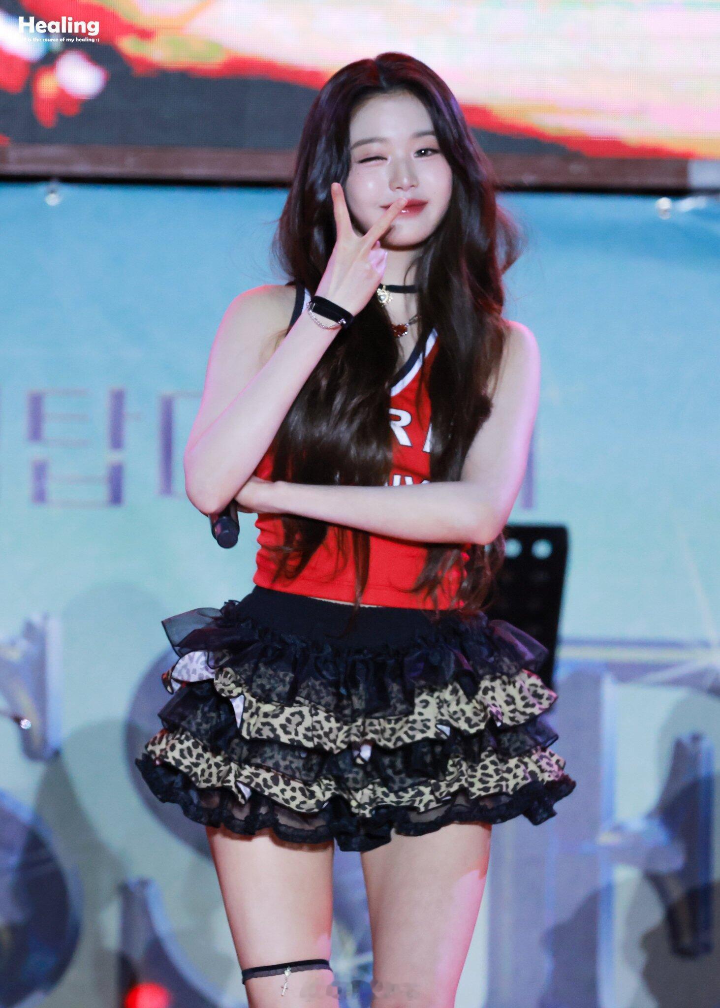 谁懂这场元英腿上的黑丝带有多迷人…