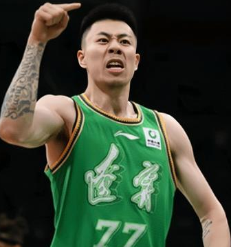 辽宁男篮部分球迷质疑张镇麟之前在队期间“炸伤”加盟上海的张镇麟跟随上海男篮在日本