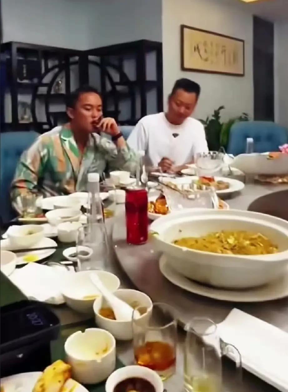 真是人狂必有“天收”！瞧瞧这位白家二公子白应苍，当初是何等风光！一场寻常的朋