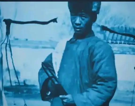 1937年，一位日本军官在大连“庆祝南京陷落”，正当他伸直脖子弯腰90度鞠躬时，