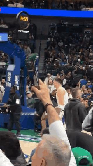 东契奇烦透了艾顿！喂到嘴边的饼——空接扣篮的机会却拿不住球。看卢卡沮丧的表情。