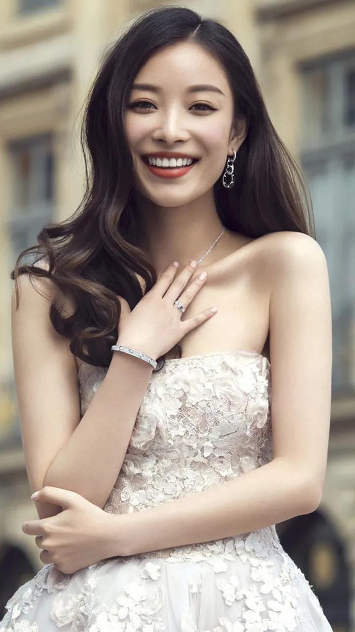 很多人提起倪妮，最先想到的就是独一份的氛围感。在美女云集的演艺圈，她不靠甜妹人设出圈，松弛又大气的气