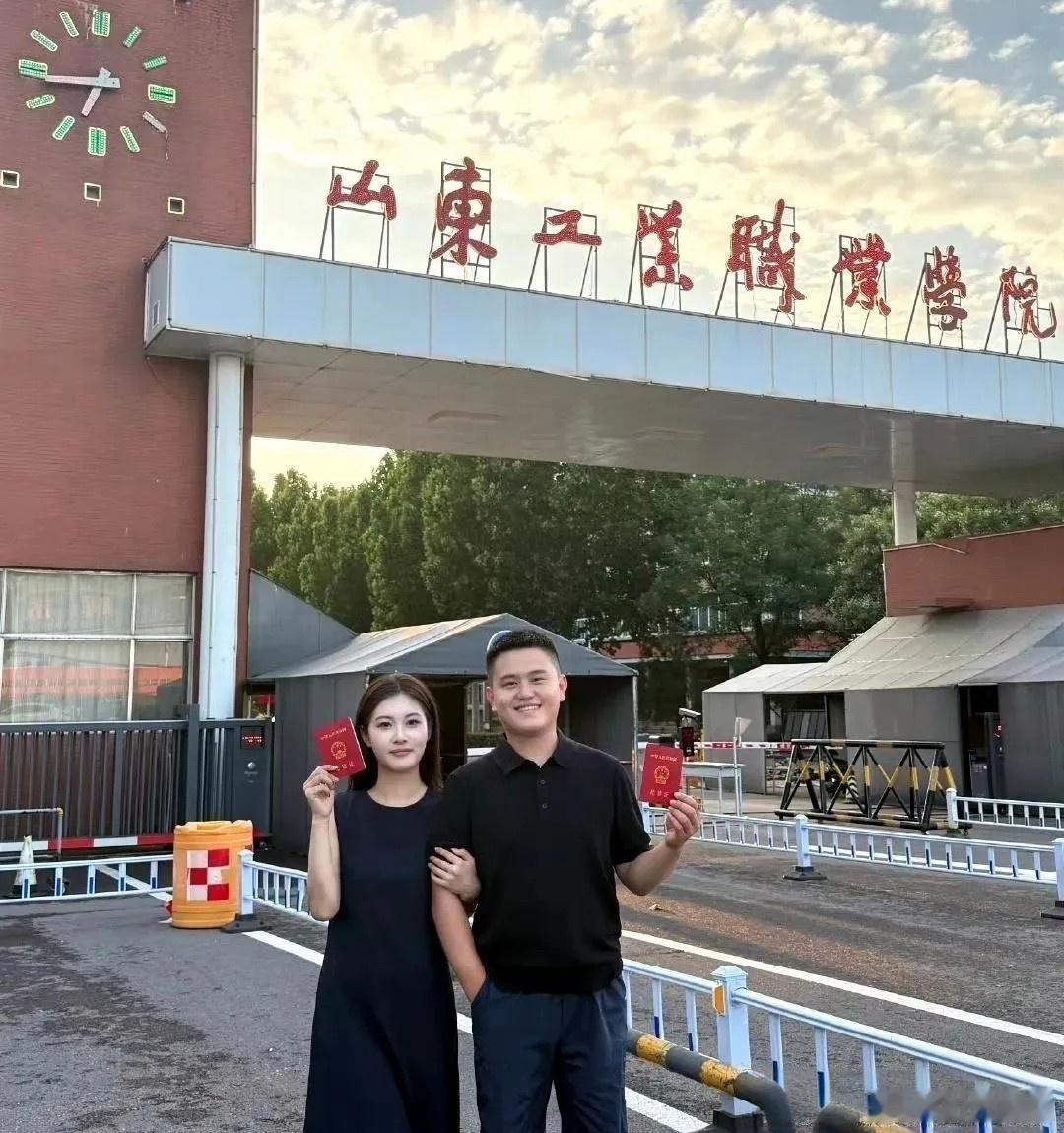 不怪小伙子一脸幸福，换谁谁不是！