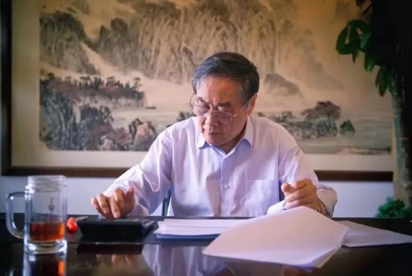 2013年，宗庆后第三次登上中国首富宝座。记者问他：“你以后会不会像别的富豪一样