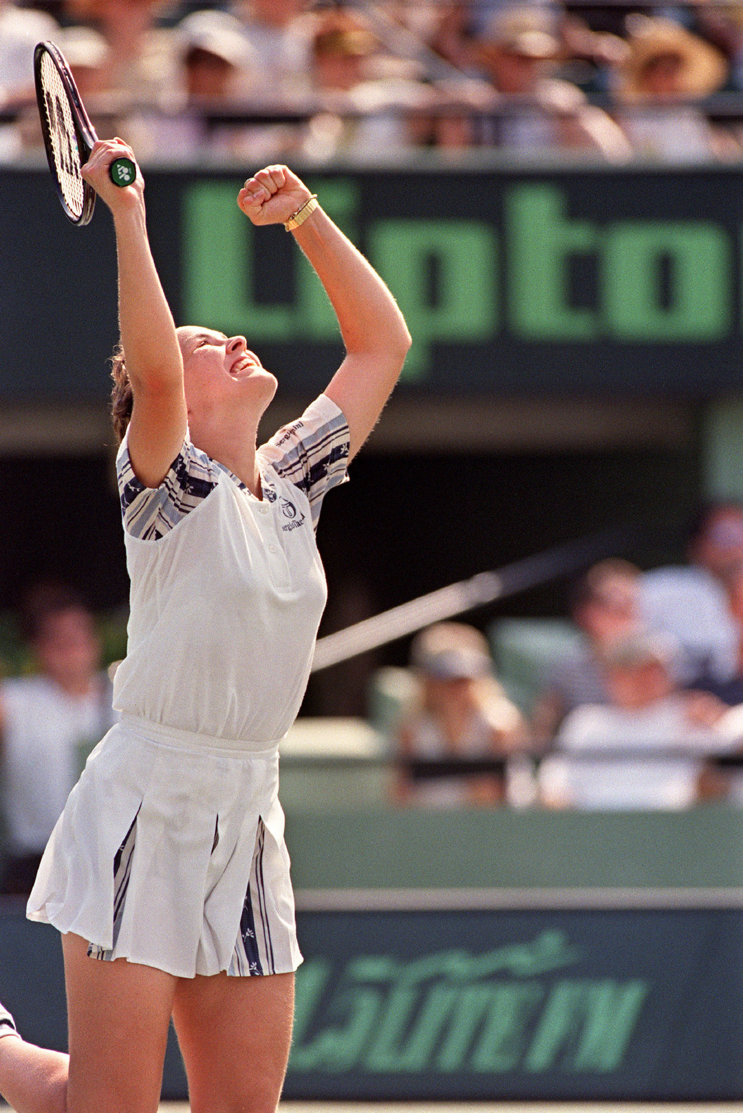 美好「网」事1997年3月31日，辛吉斯正式登顶WTA单打世界第一。她以年仅16