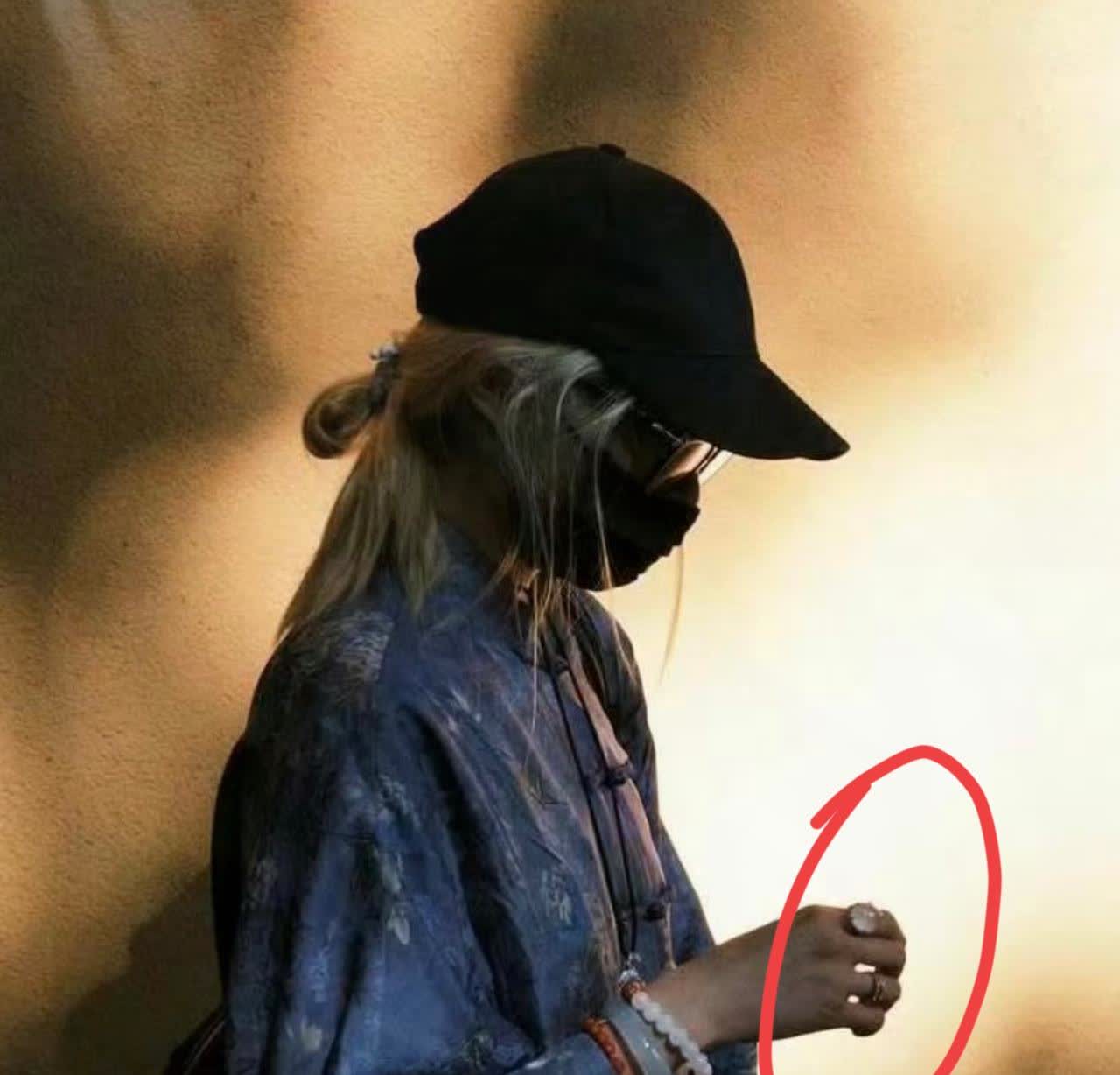 一觉醒来关晓彤的天都要塌了不是因为鹿晗有了其他传闻，而是自己居然被求/婚