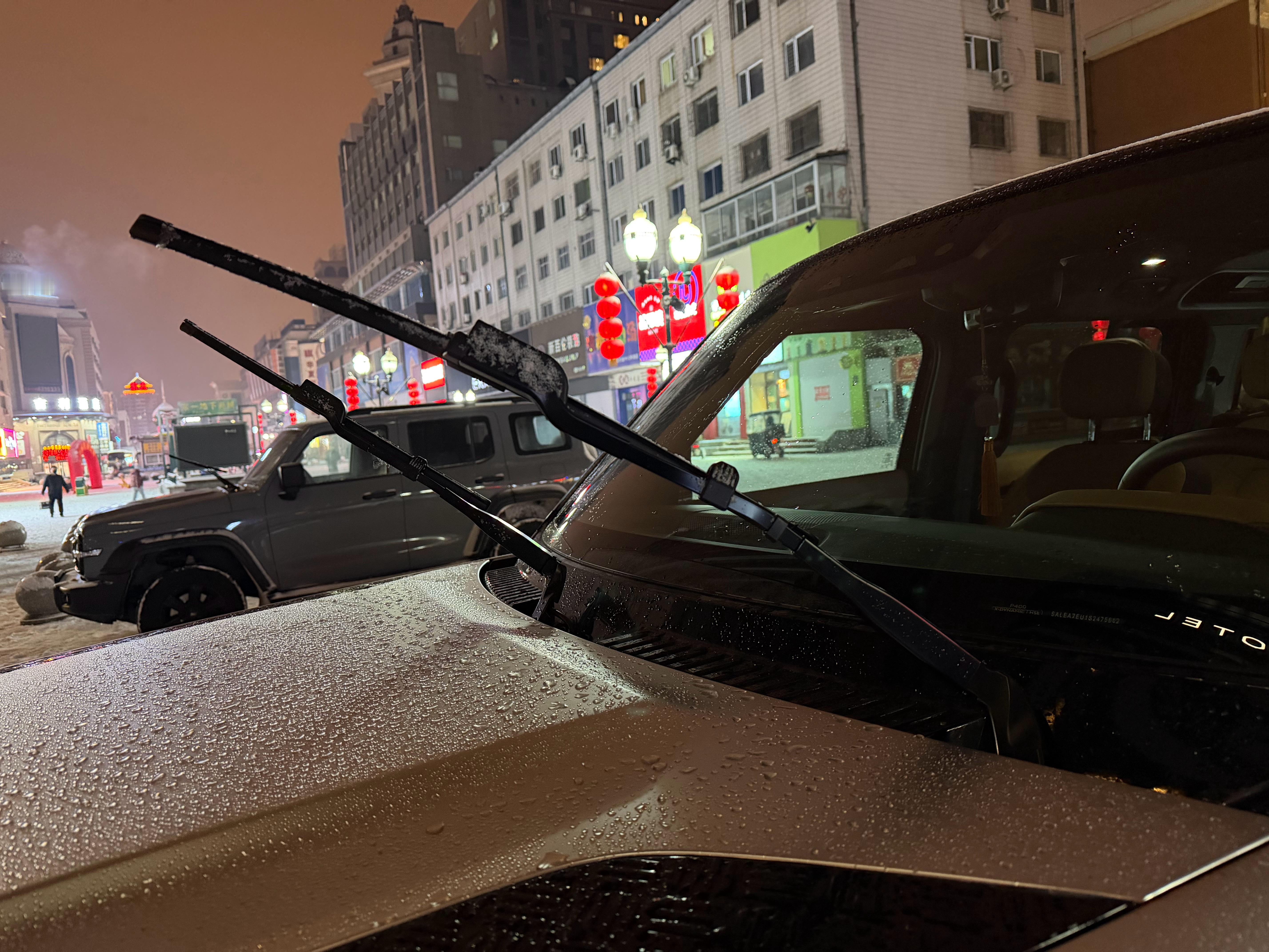 来东北，入乡随俗下完雪，雨刮器得立起来～