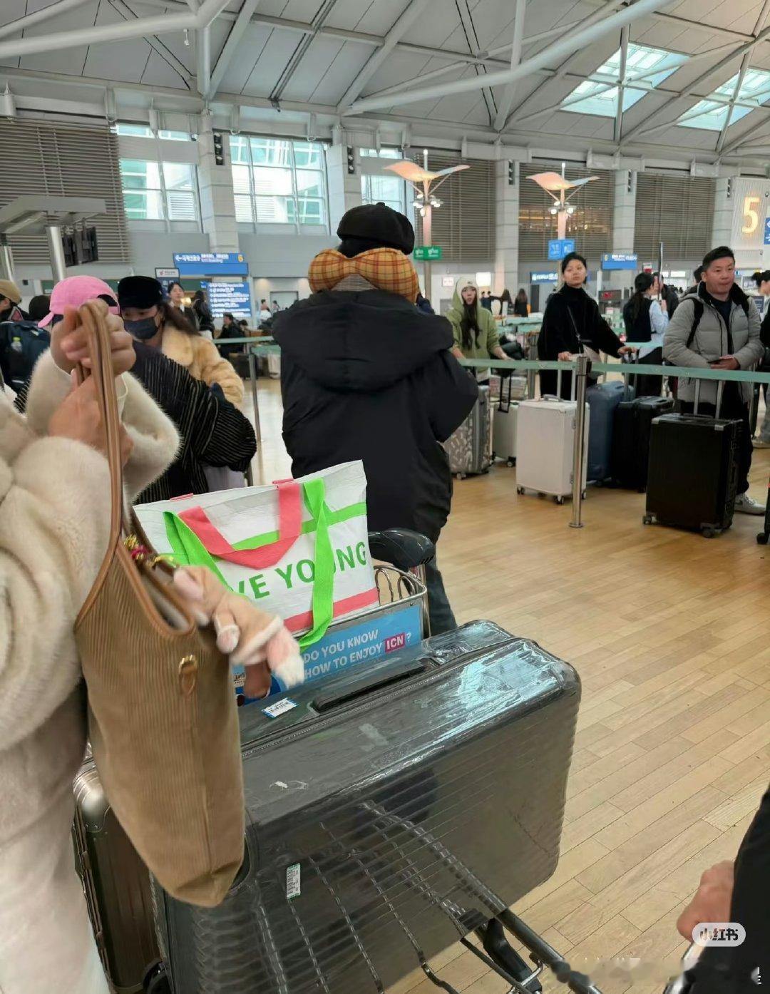 韩国机场偶遇孟子义孟子义韩国网友韩国机场偶遇孟子义