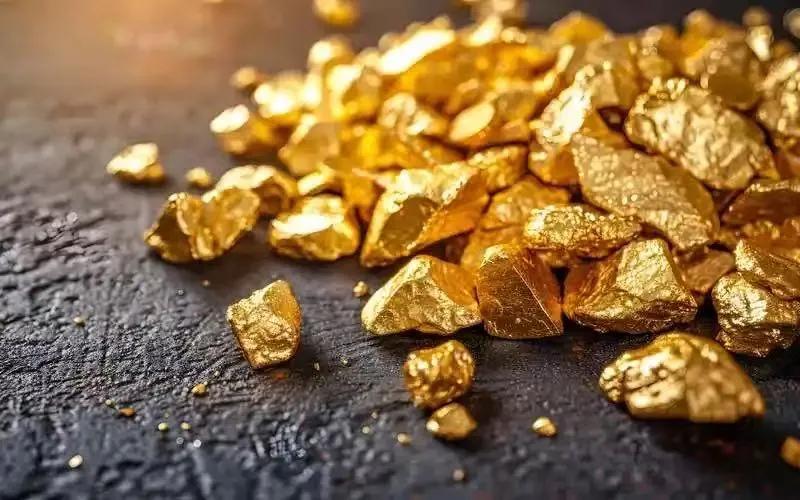 同志们是不是看懵了？国际金价在跳水，国内黄金价格却一夜暴涨，部分品牌金条甚至冲破