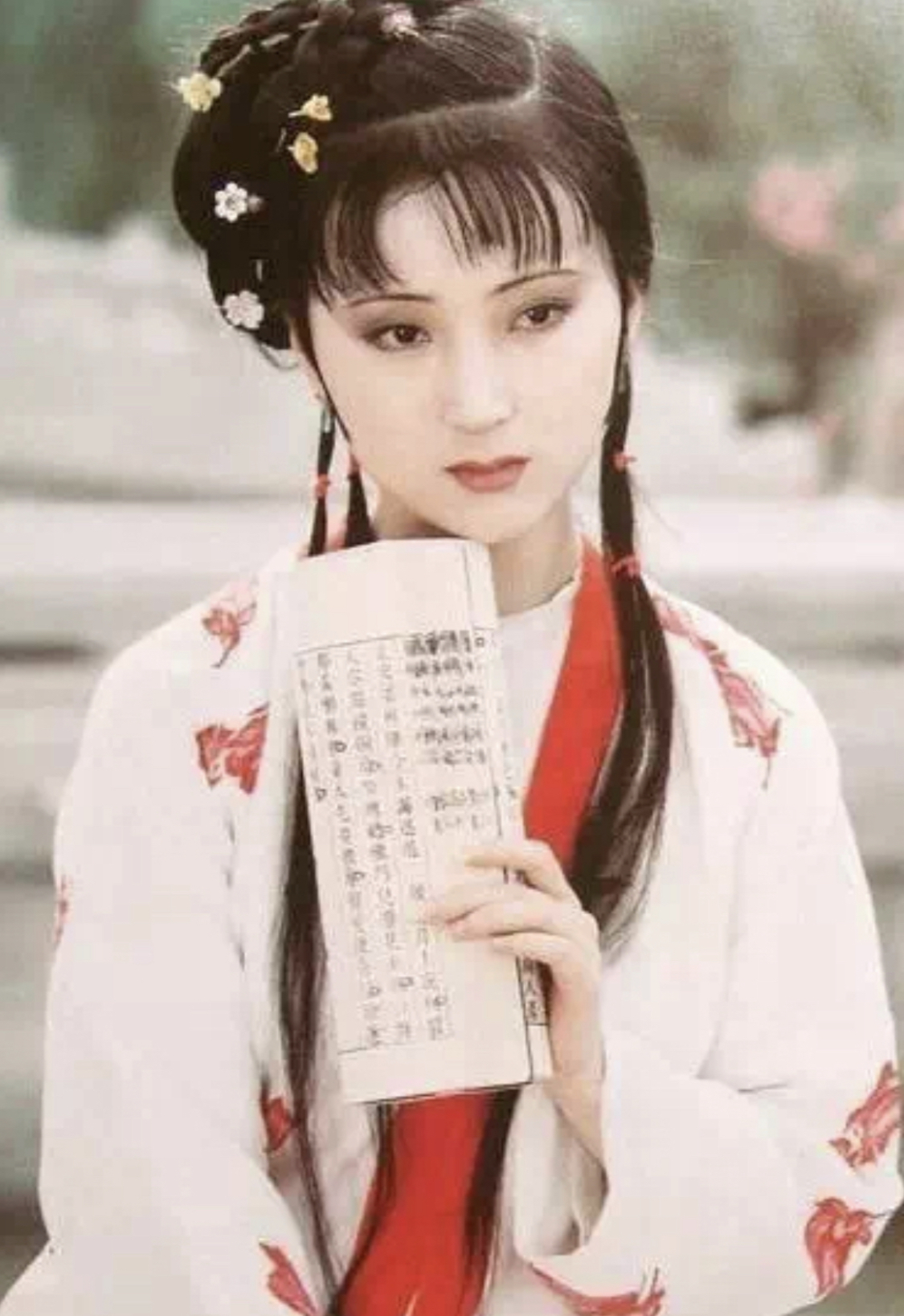 陈晓旭还在肚子里时，母亲就做了一个梦，梦里有个老头说她肚子里是女儿，应该取名陈吔