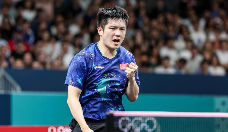 都什么人？居然有人拿张本智和医疗暂停和樊振东换衣服比？巴黎奥运会樊振东是换了衣