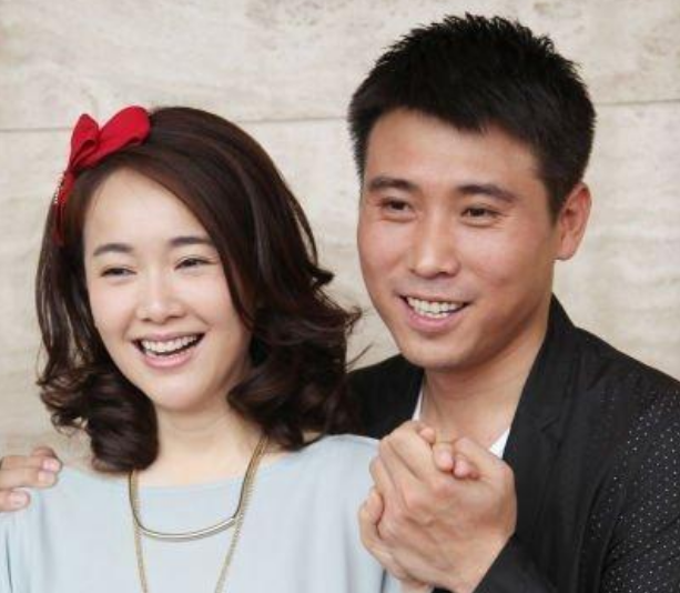 李乃文在结婚之后，他老婆让他把收入全部上缴，可是有一次，他老婆在打扫卫生的时候，