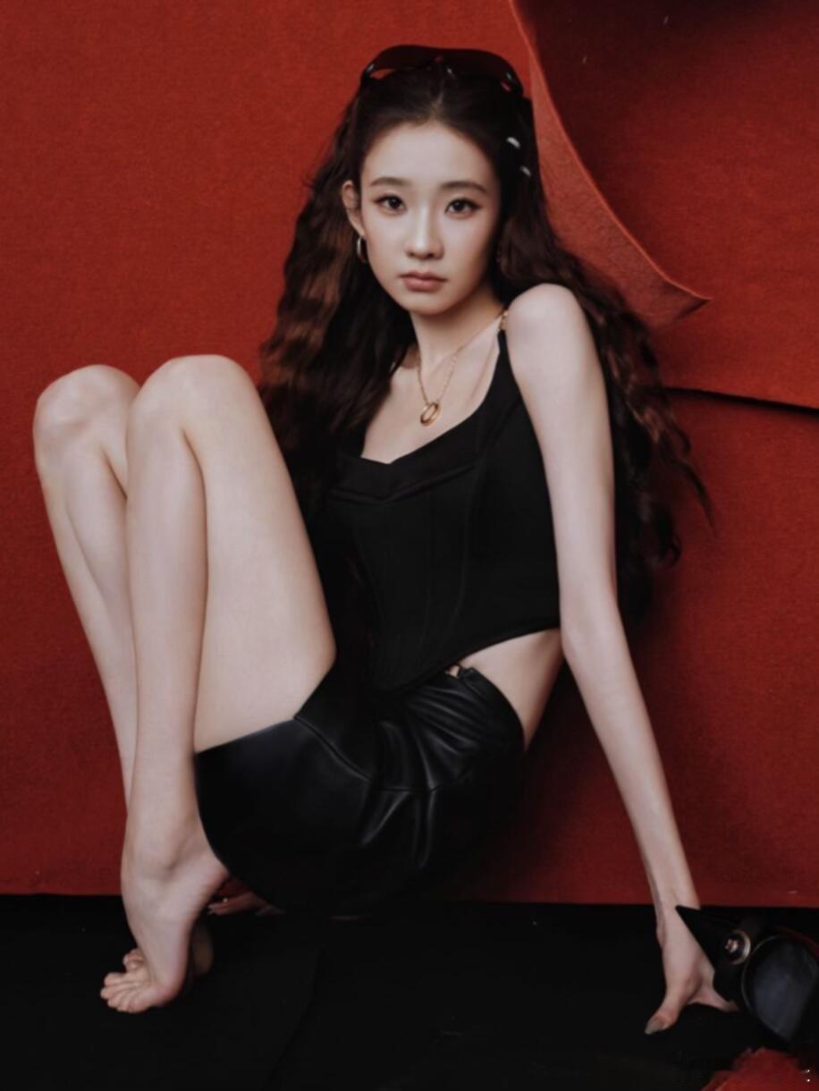 张艺凡x范思哲裸足纯欲大片范思哲25假日系列被她穿出圈，又白又直的大长腿简